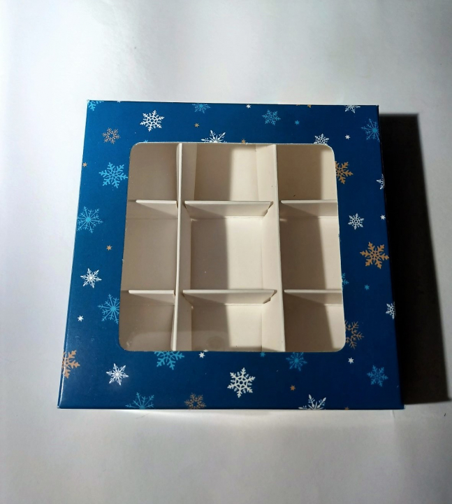 9 Darabos Ablakos Bonbon Doboz – Kék, Hópelyhes
