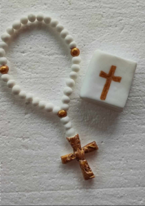 Cukorfigura - Szett keresztelőre rózsafűzér és biblia