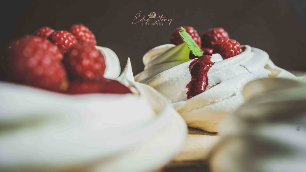 Pavlova - Fehércsoki Moussal és Mentás Málnaöntettel