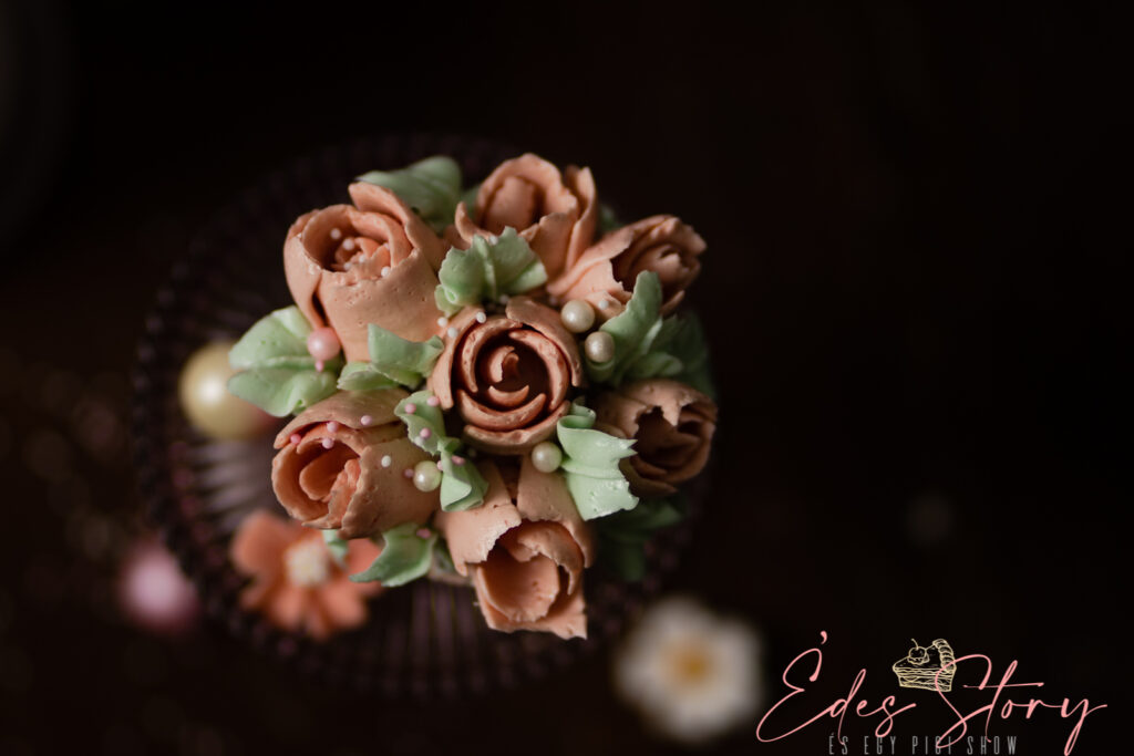 Orosz dekorcsővel készített vajkrém virág