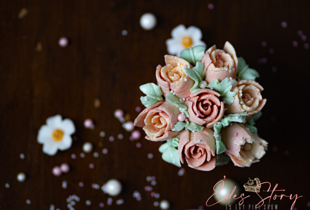 Orosz dekorcsővel készített vajkrém virág