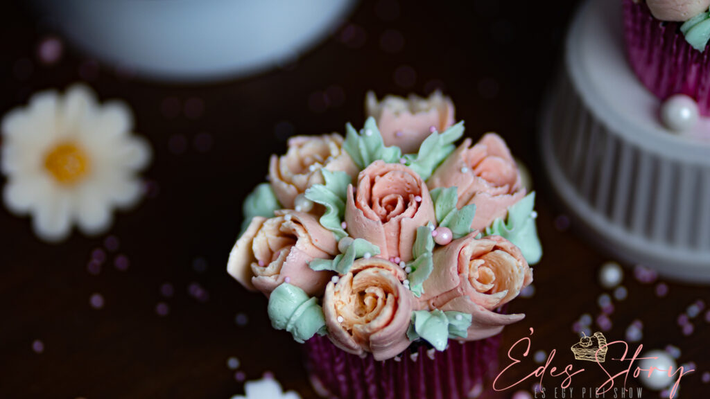 Orosz dekorcsővel készített vajkrém virág