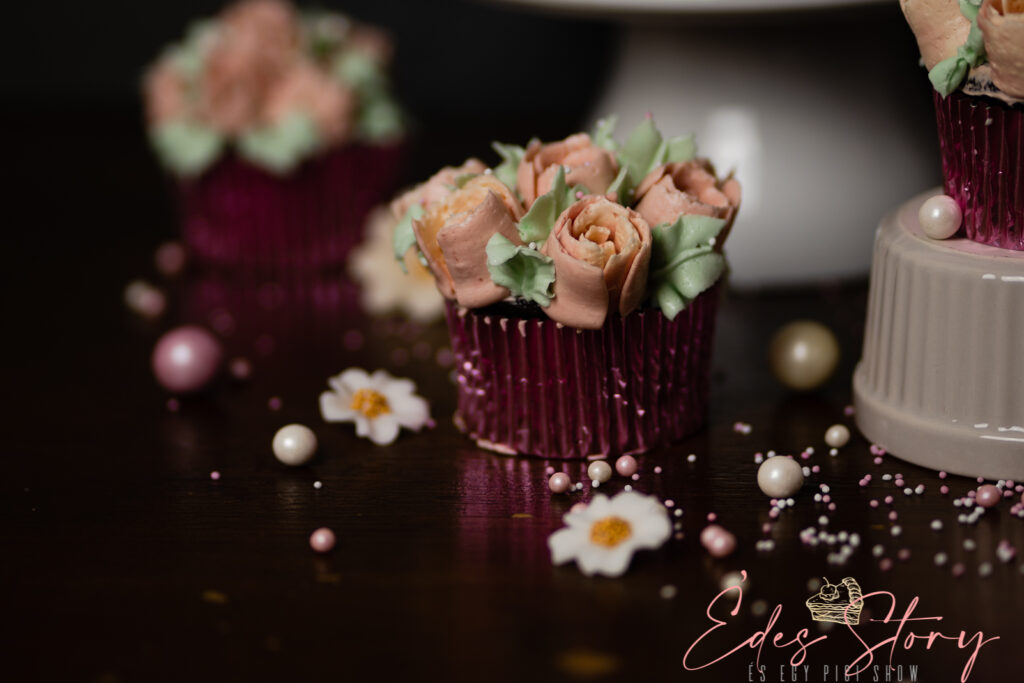 Orosz dekorcsővel készített vajkrém virág