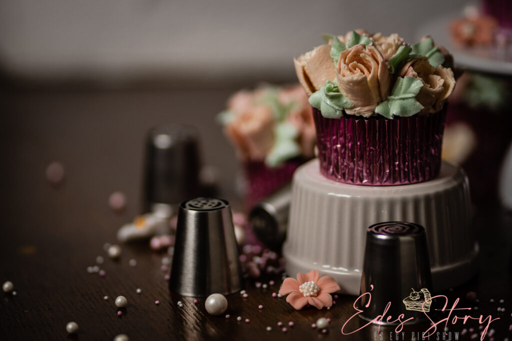 Orosz dekorcsővel készített vajkrém virág