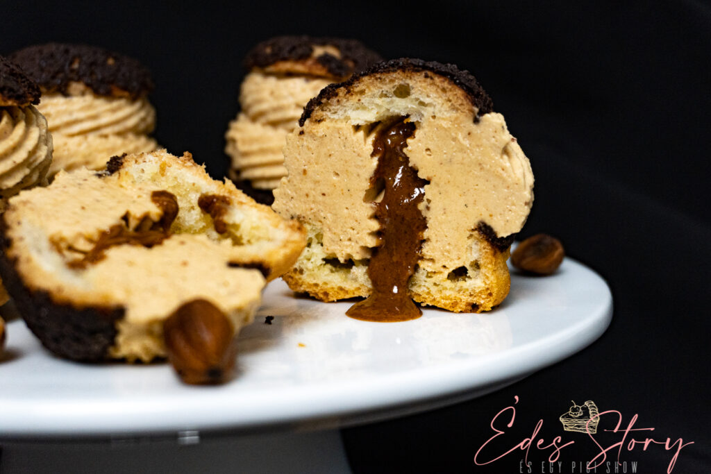 Lágy, könnyed és rendkívül habos mogyorópraliné krém

fantasztikus égetett tésztában, egy falat ropogós réteggel a tetején heart

és egy csepp mogyorópralinéval a közepében.

Az íze egyszerűen leírhatatlan! 

Inkább gyere és próbáld ki te is!