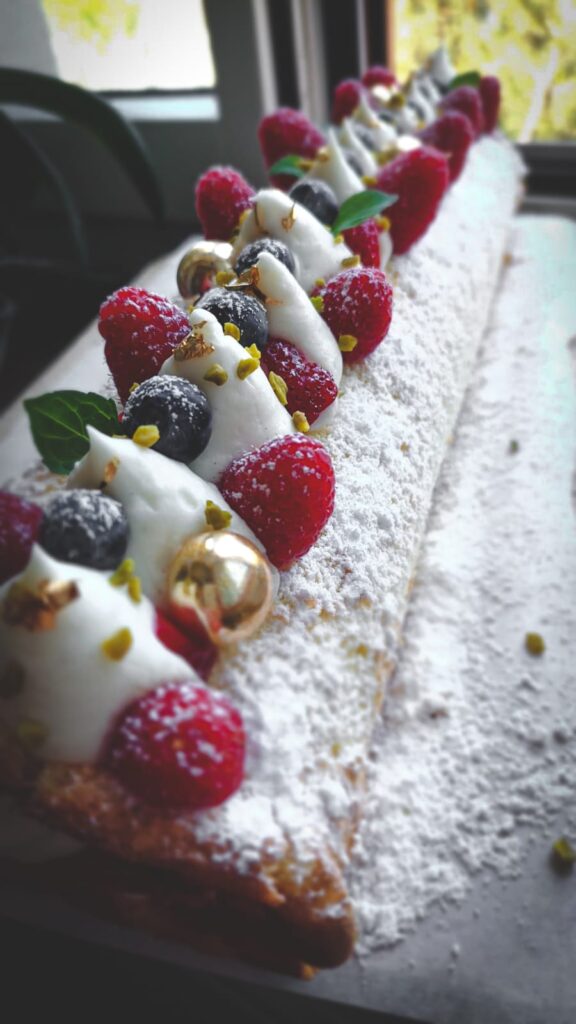 vaníliás piskótatekercs gyümölccsel