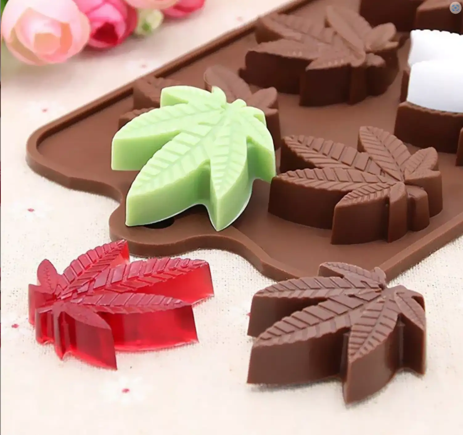 Szilikon bonbon és csokoládé forma – Cannabis levelek - Image 3