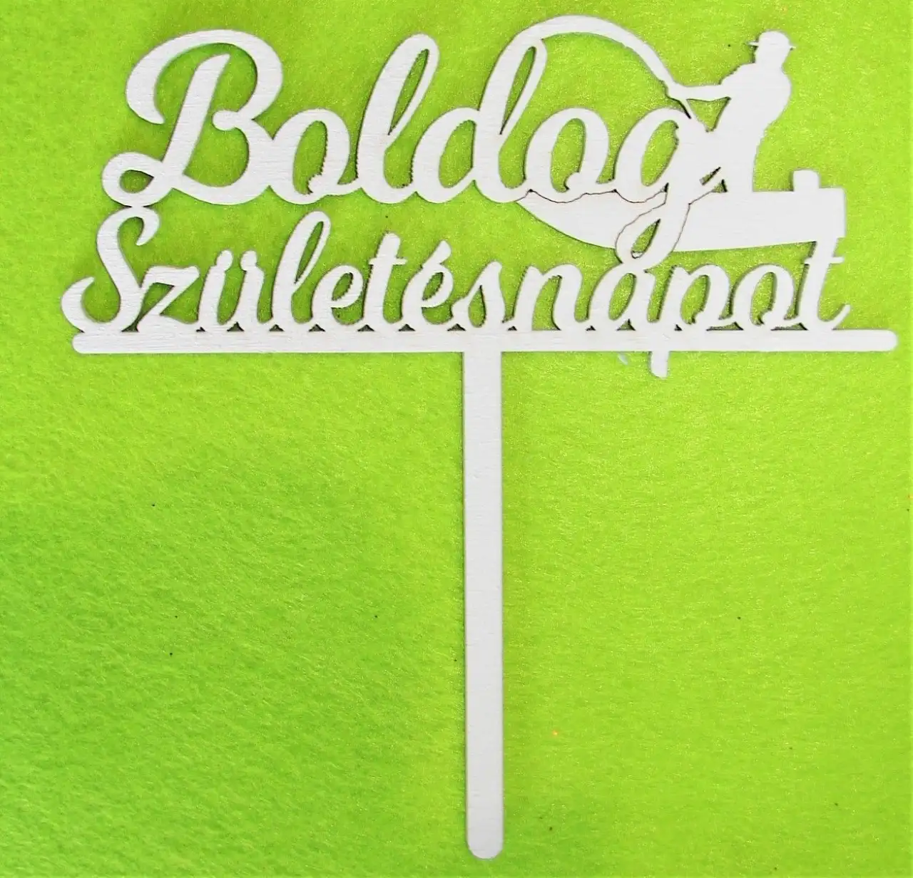 Díszítő beszúró - Fehér fa Horgász csónakkal Boldog születésnapot felirattal 16x18 cm