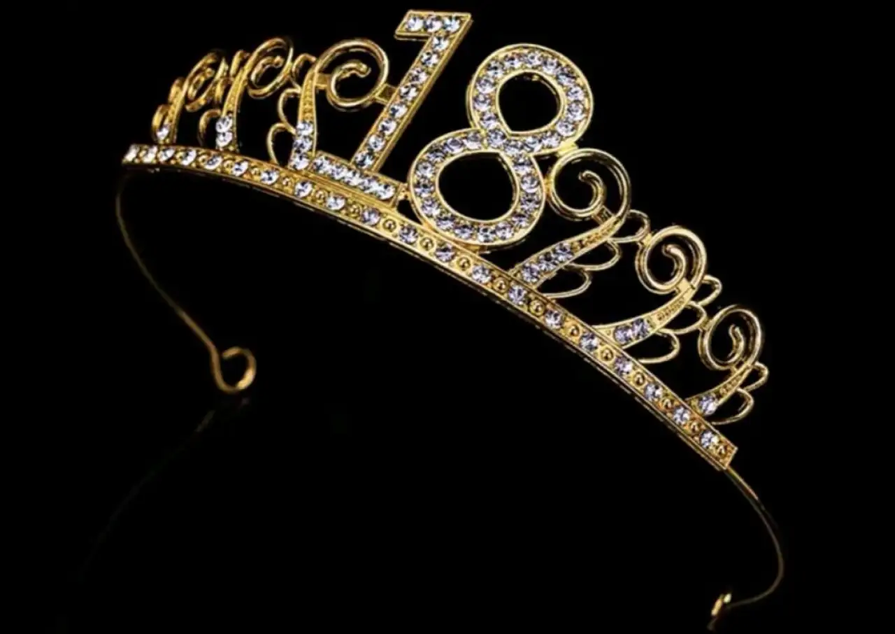 Korona műanyag dísz - Arany 18 kövekkel