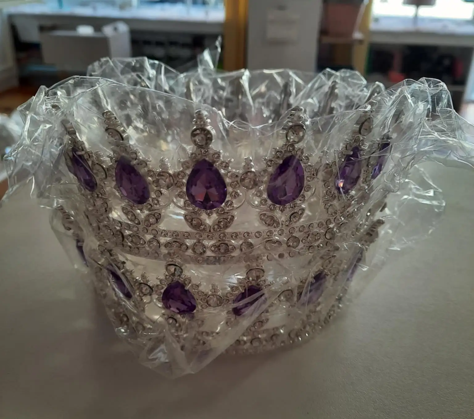 Korona dísz - Lila  színű kővel